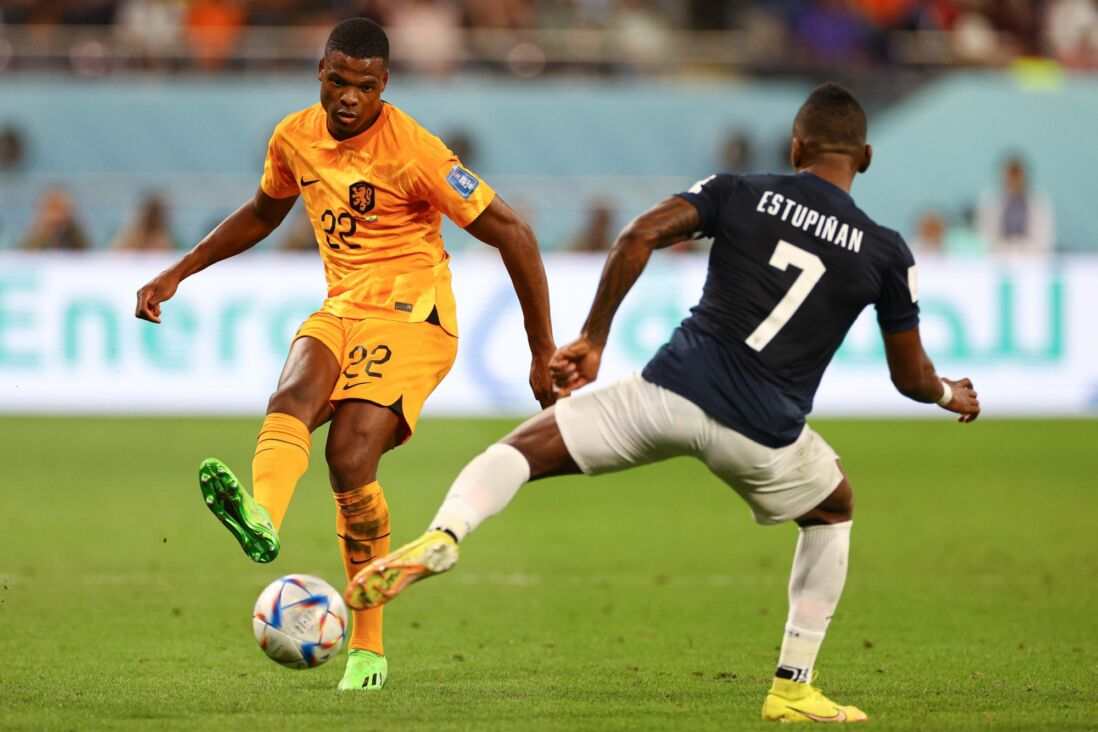 Denzel Dumfries tegen Ecuador