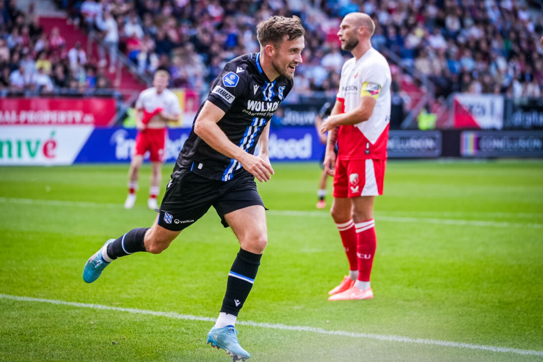 Dylan Vente juicht na een goal