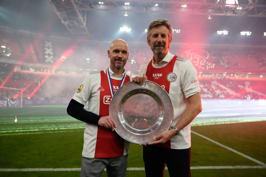 Edwin van der Sar en Erik ten Hag vieren het kampioenschap