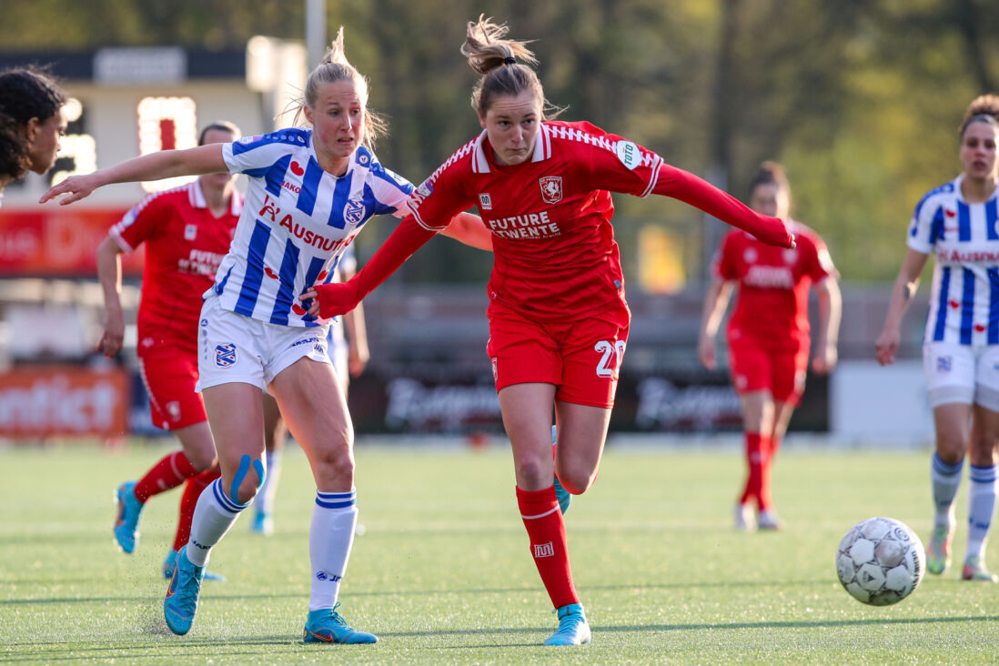 Een duel tussen FC Twente en SC Heerenveen