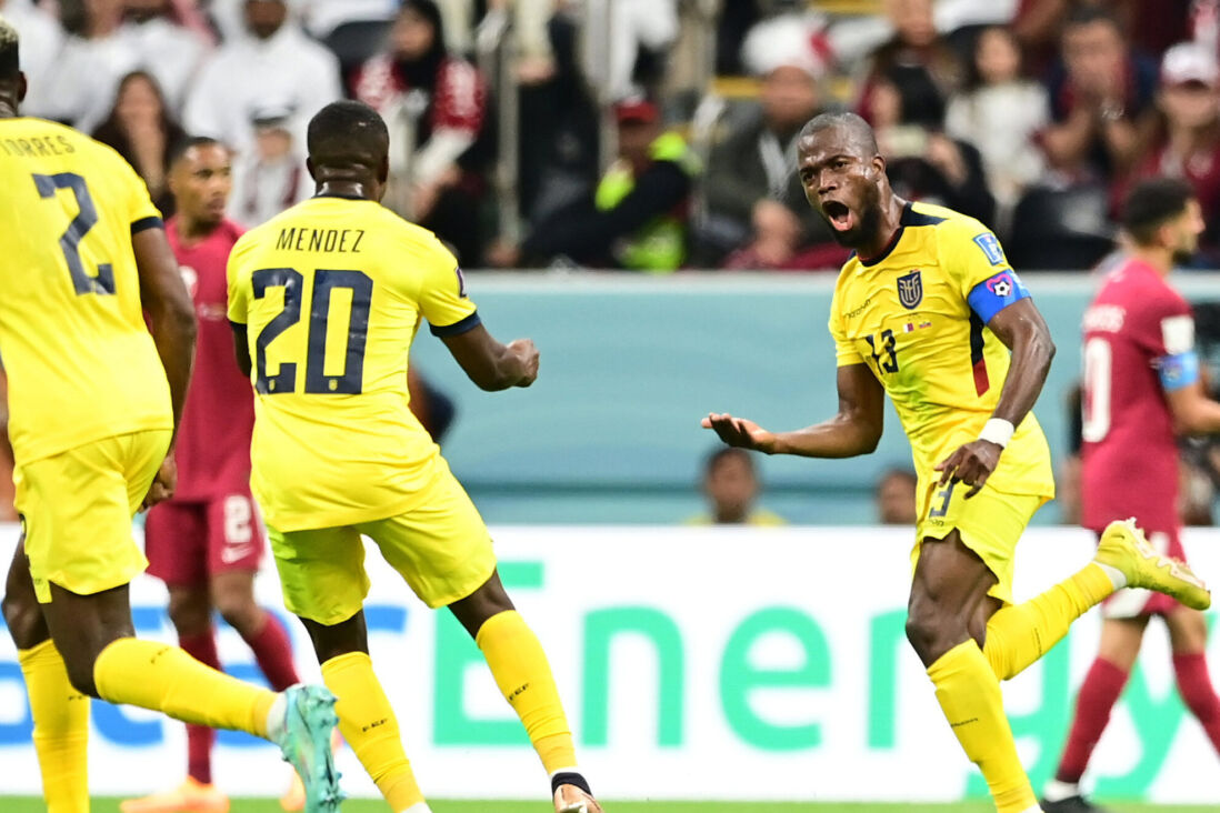 Enner Valencia viert zijn tweede treffer tegen Qatar