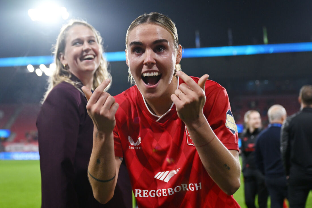 Jill Roord is blij na het gelijkspel van FC Twente tegen Chelsea