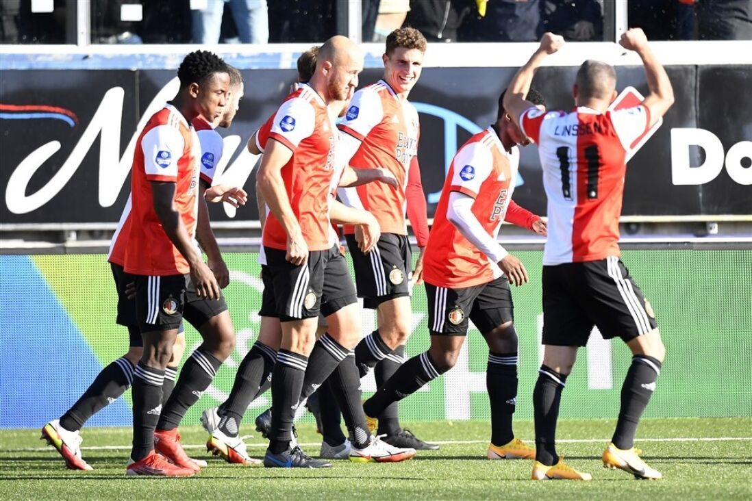 Spelers van Feyenoord vieren een goal