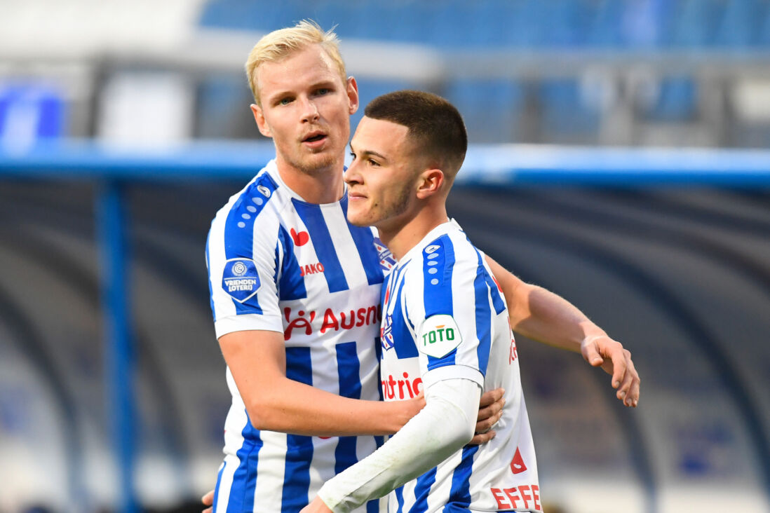 Filip Stevanovic viert zijn eerste Eredivisiegoal met Lucas Woudenberg