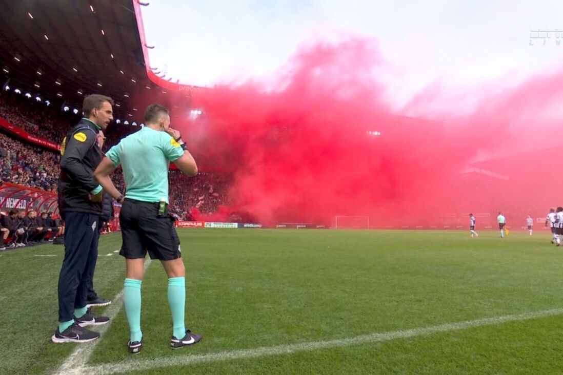 Vuurwerk van de FC Twente-supporters voor de Twentse derby