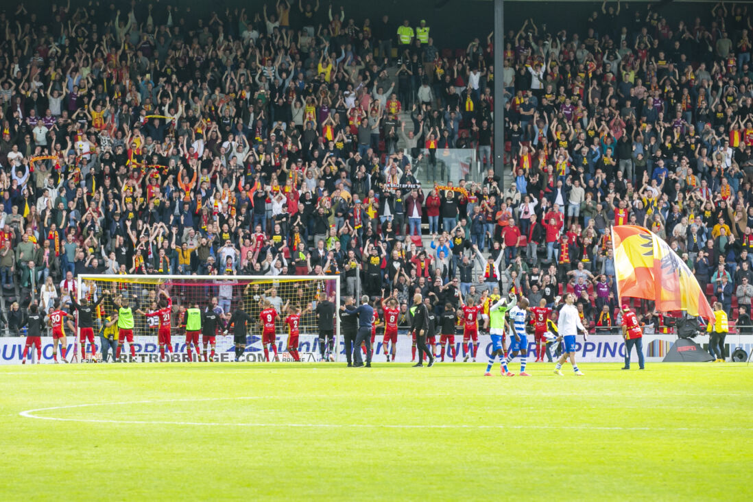 Go Ahead Eagles-supporters in de Adelaarshorst