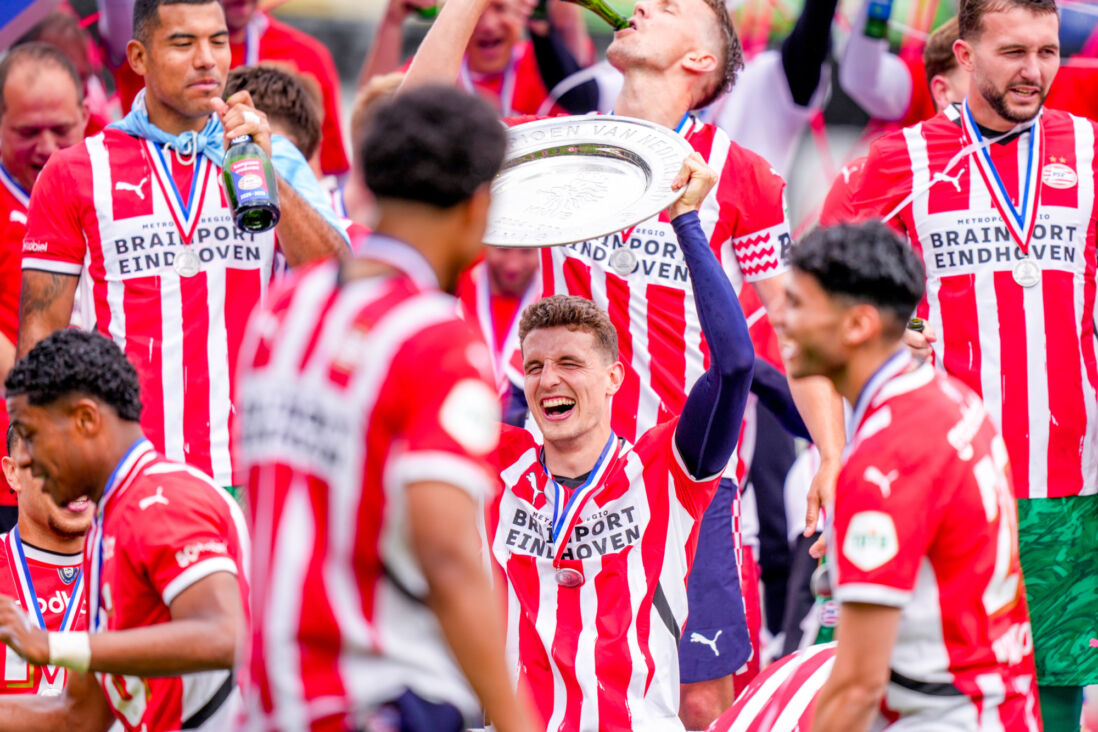 Guus Til met de schaal