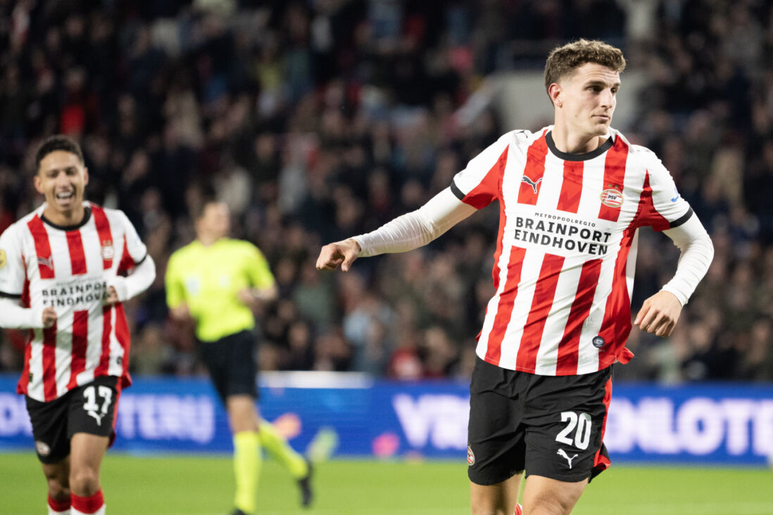 Guus Til na zijn tweede goal tegen Go Ahead Eagles