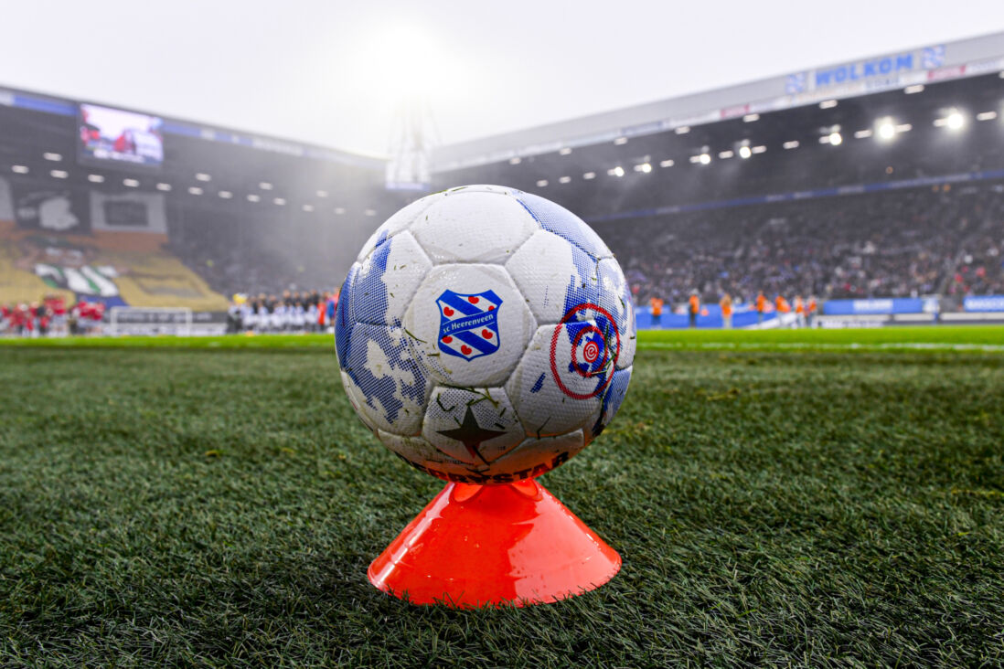 Een bal met het logo van SC Heerenveen in het Abe Lenstra Stadion