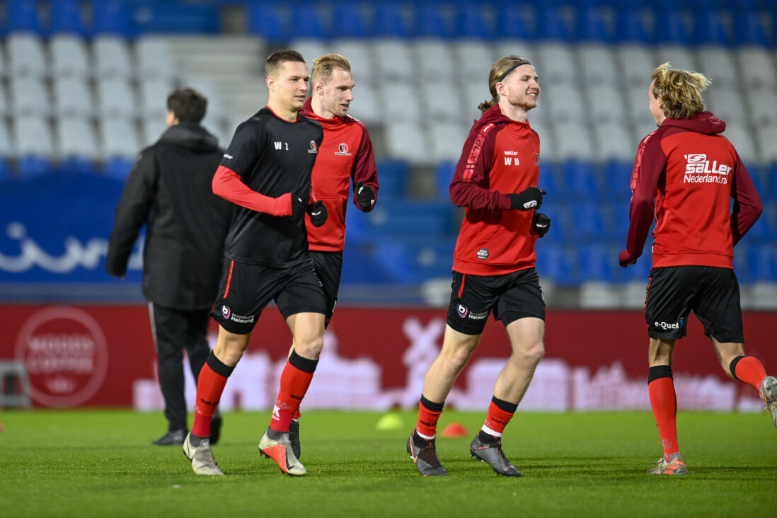 De spelers van Helmond Sport zijn bezig met de warming up