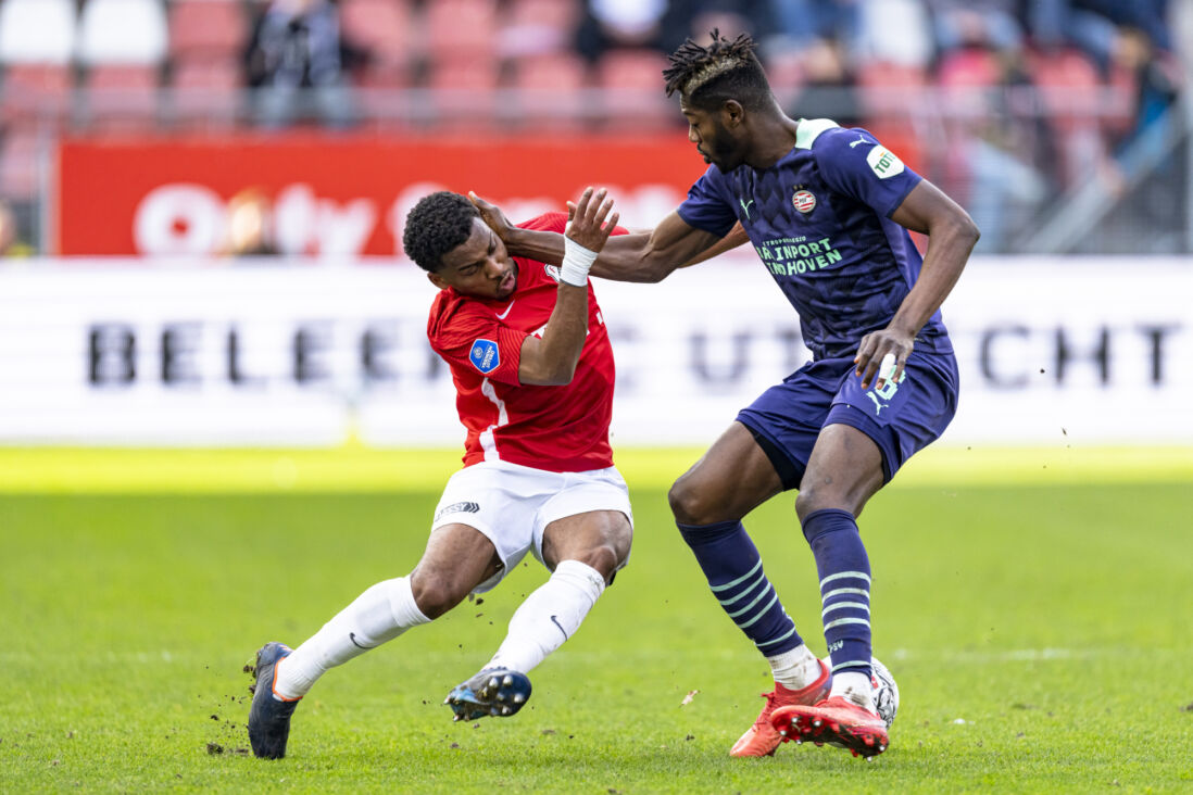 Ibrahim Sangare heeft zijn hand nodig om Quinten Timber af te stoppen