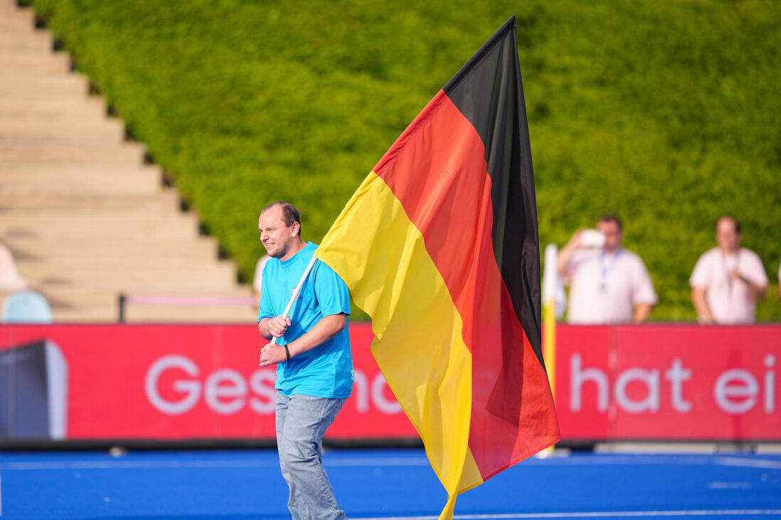 Iemand draagt de Duitse vlag