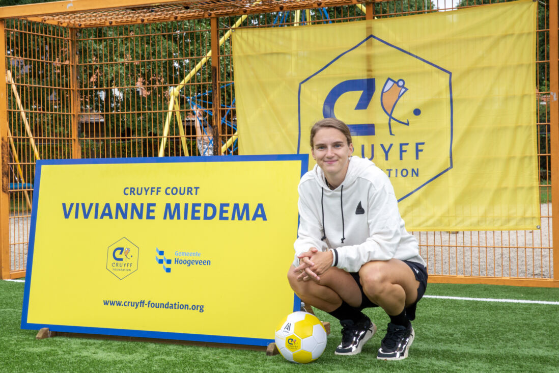 Vivianne Miedema opent haar Cruyff Court in Hoogeveen