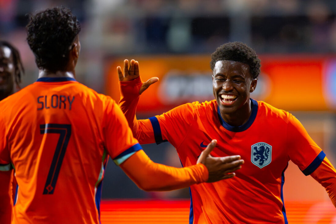 Isaac Babadi lacht na een goal