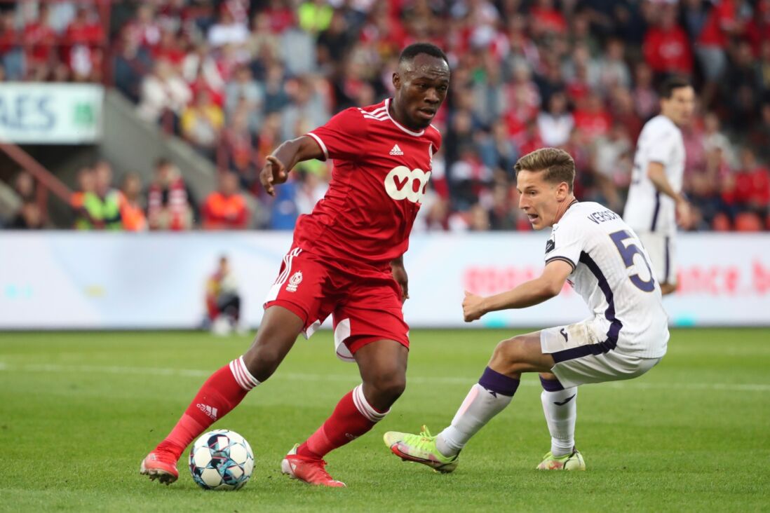 Jackson Muleka namens Standard Luik