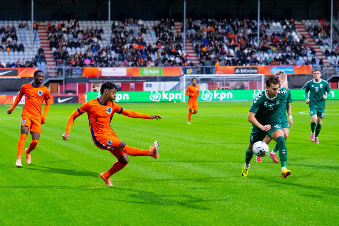 Jaden Slory in het duel met Litouwen Onder21