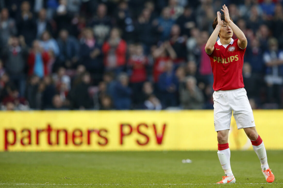 Ji-sung Park bedankt het publiek. Zijn carrière zit er op