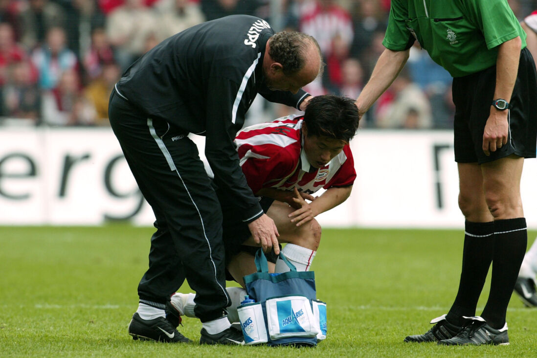 Ji-sung Park wordt behandeld door Mart van den Heuvel