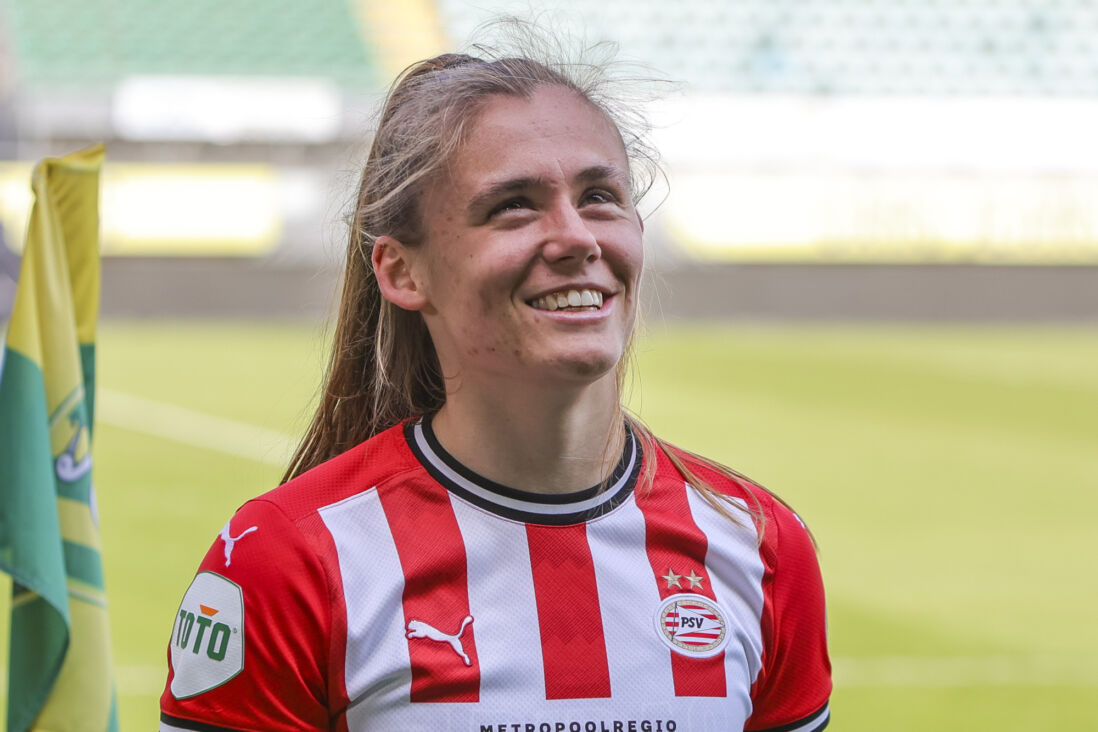 Joëlle Smits in het shirt van PSV