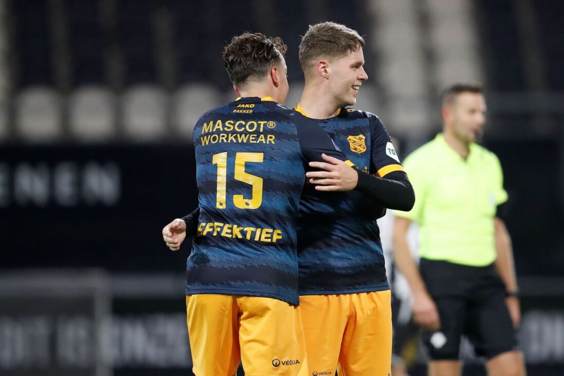 Joey Veerman en Nick Bakker vallen elkaar in de armen na een goal