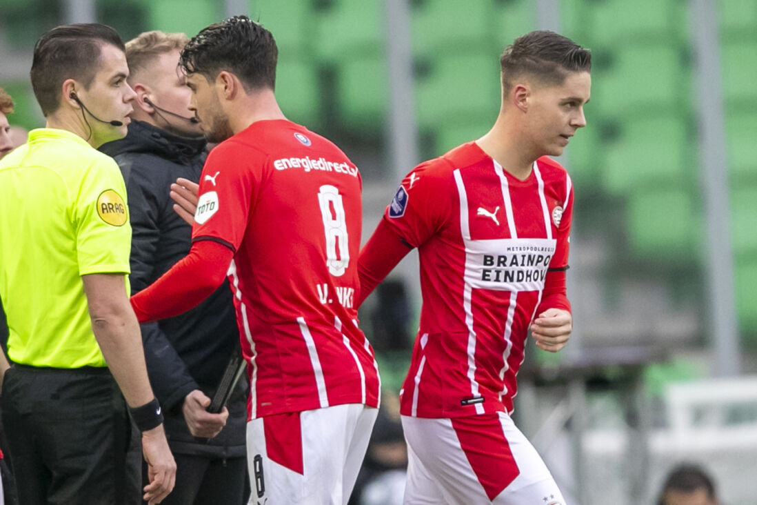 Joey Veerman komt in het veld voor Marco van Ginkel