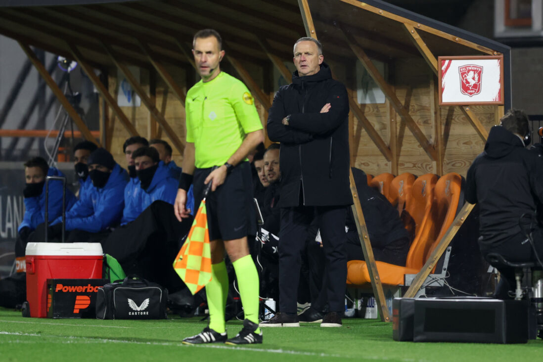 John van den Brom langs de lijn