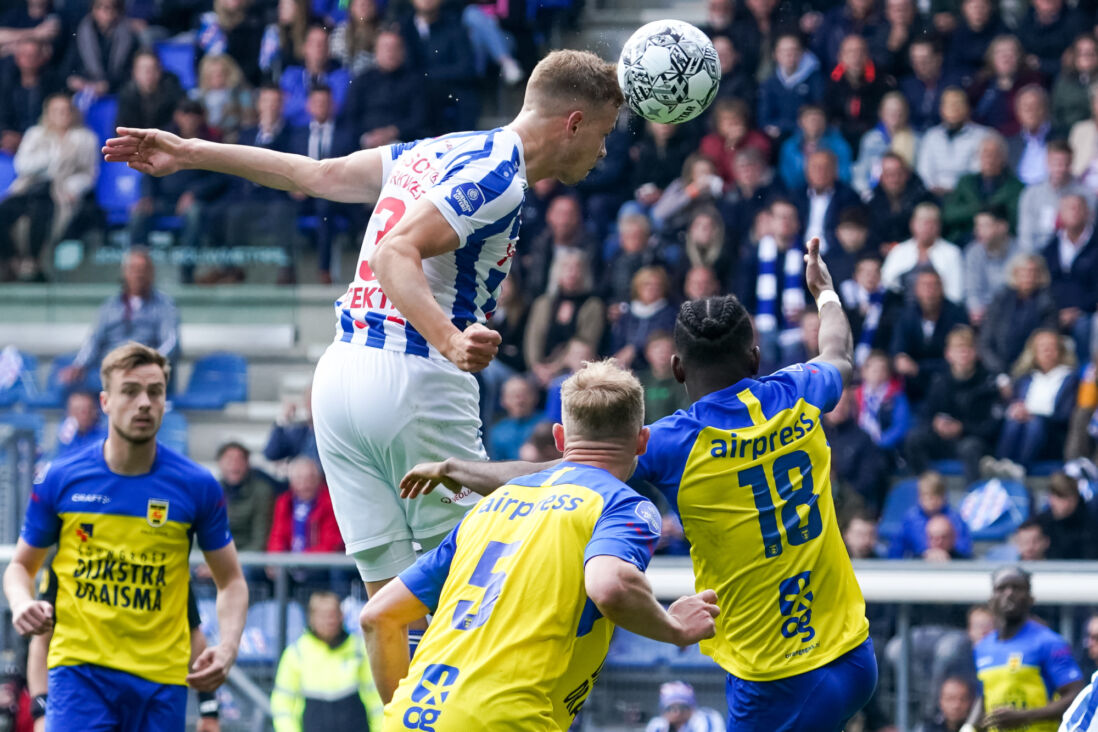 Joost van Aken met een kopbal tegen SC Cambuur