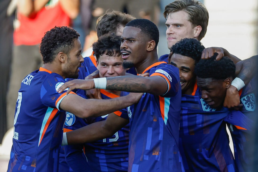 Jorrel Hato juicht met zijn ploeggenoten bij Jong Oranje