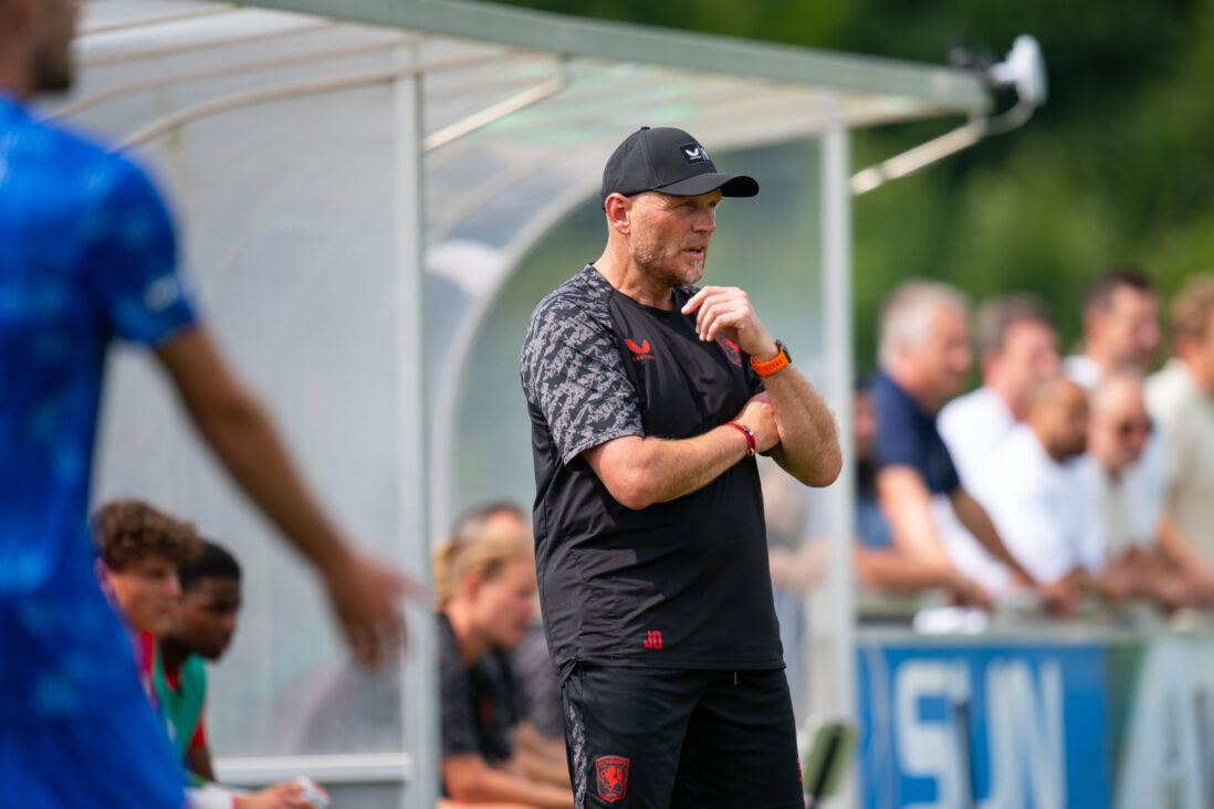 Joseph Oosting langs de lijn tegen Schalke 04