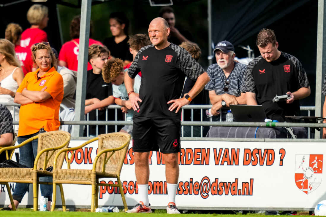 Joseph Oosting langs de lijn tijdens een oefenduel
