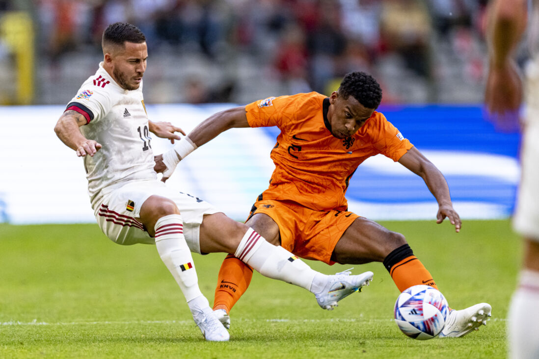 Jurrien Timber in duel met Eden Hazard