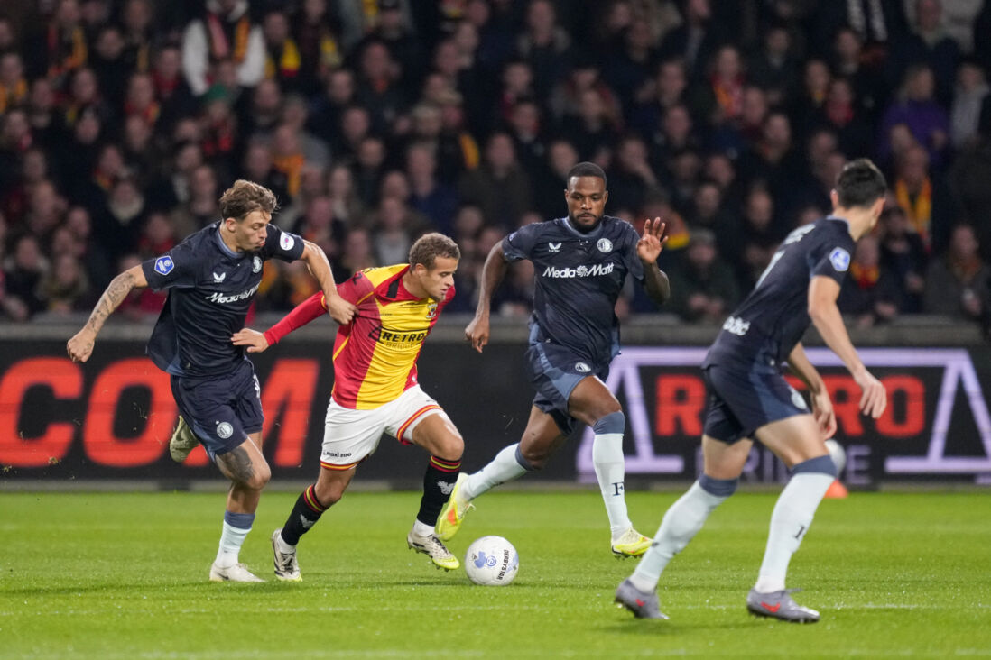 Kenzo Goudmijn aan de bal tegen Feyenoord