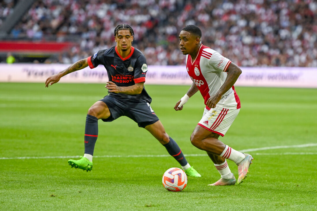Ki-Jan Hoever en Steven Bergwijn in duel