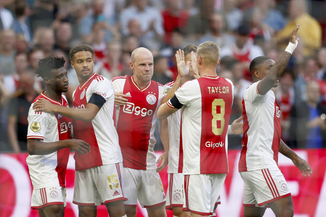 Klaassen wordt bejubeld na zijn doelpunt