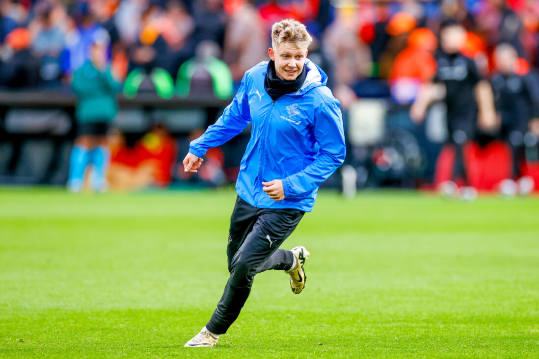 Kristian Hlynsson warmt op voor een duel met I Jsland