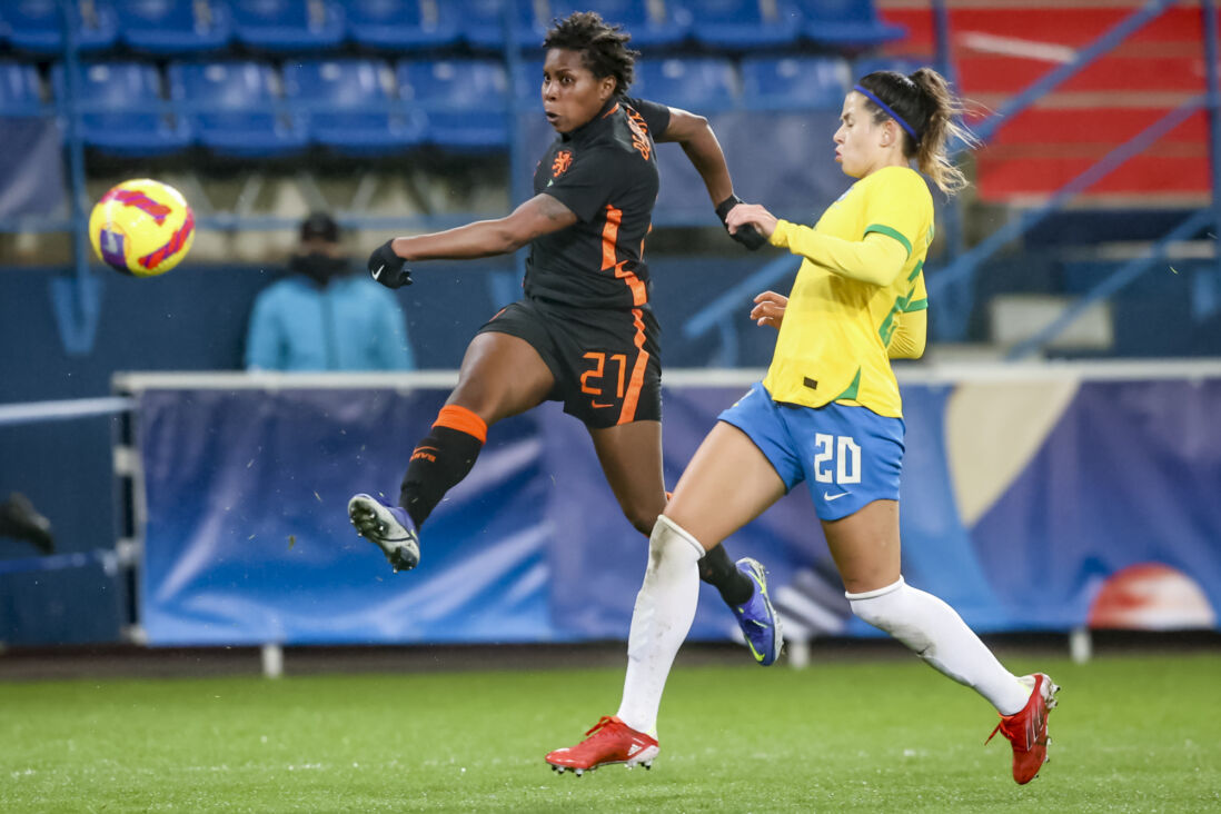 Lineth Beerensteyn maakt de 1-0 namens de Oranje Leeuwinnen tegen Brazilie