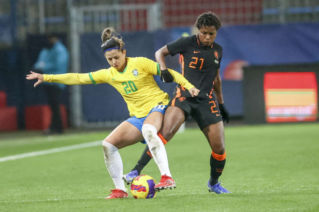 Lineth Beerensteyn namens de Oranje Leeuwinnen tegen Brazilie