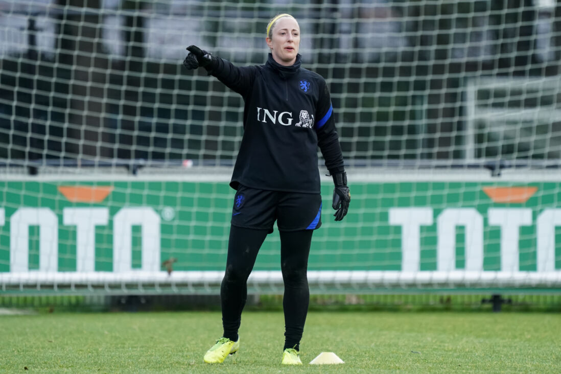 Loes Geurts op een training van de Oranje Leeuwinnen