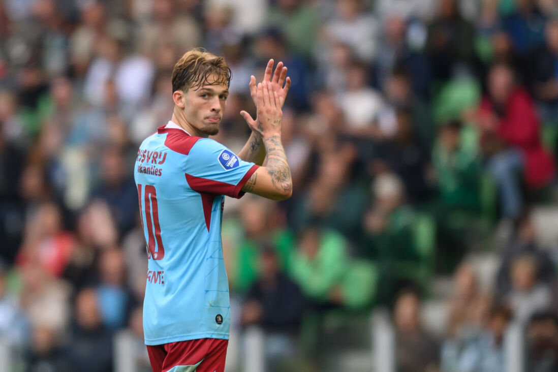 Luciano Valente klapt bij zijn wissel in de Euroborg