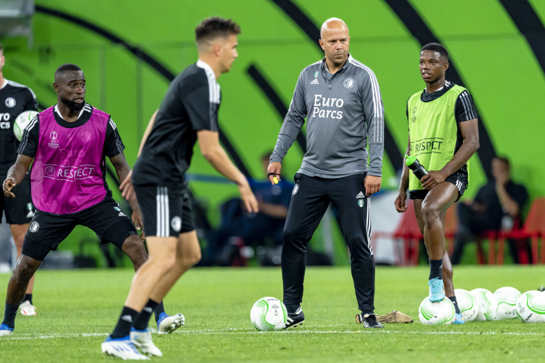 Lutsharel Geertruida en Tyrell Malacia tijdens de training in Tirana