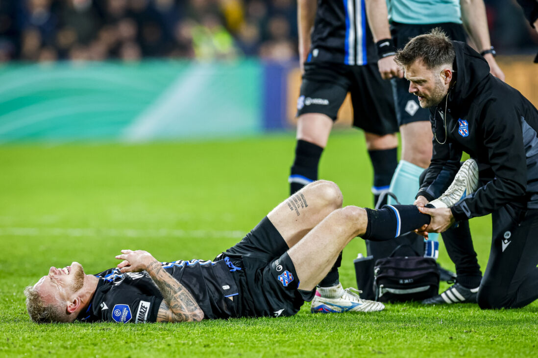 Luuk Brouwers na een tackle van Jerdy Schouten