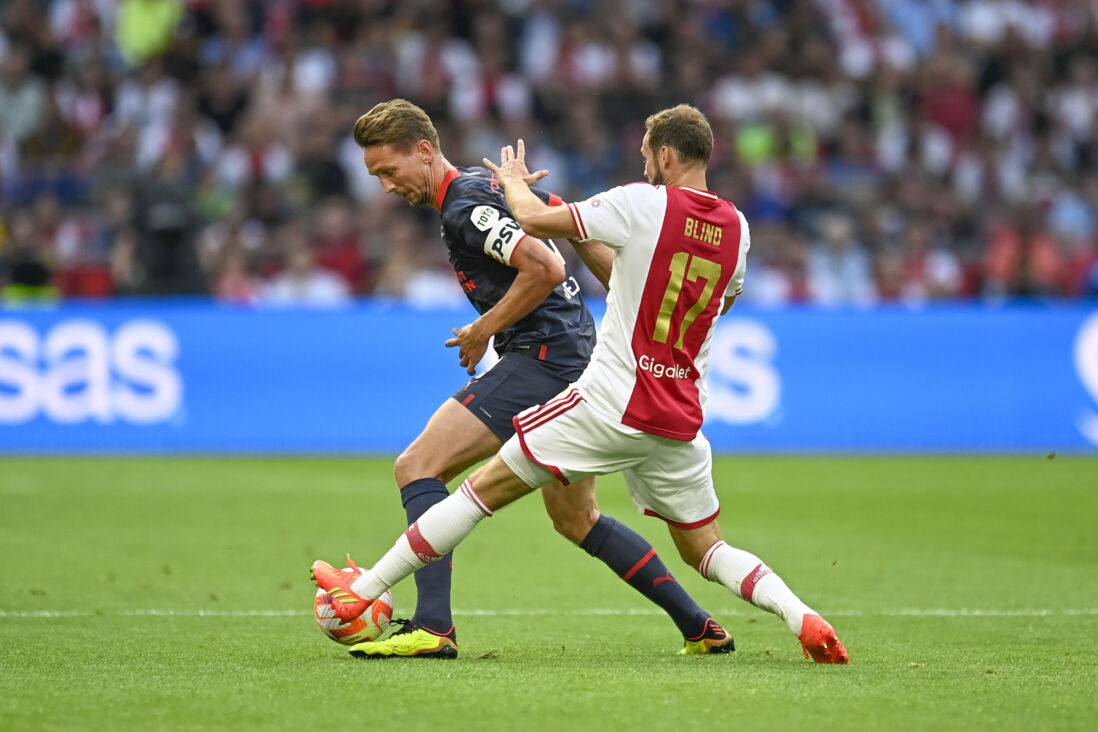 Luuk de Jong in duel met Daley Blind