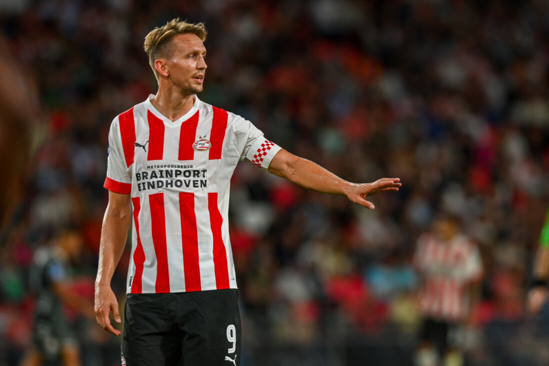 Luuk de Jong wijst