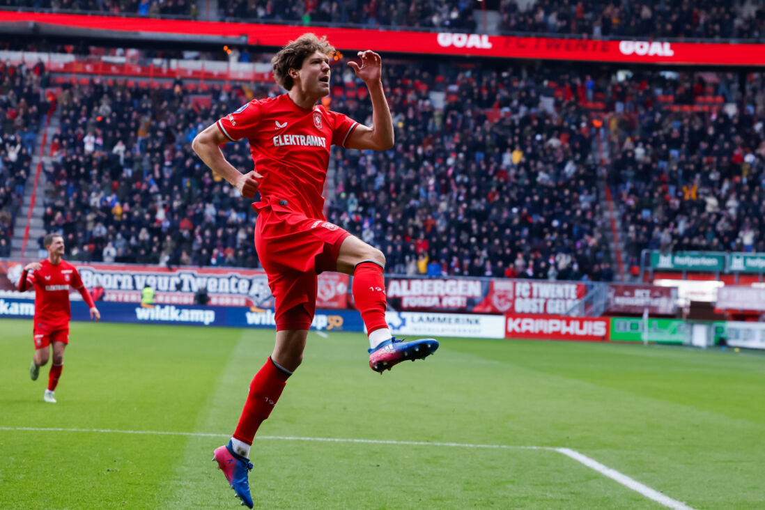 Sam Lammers juicht na een treffer voor FC Twente