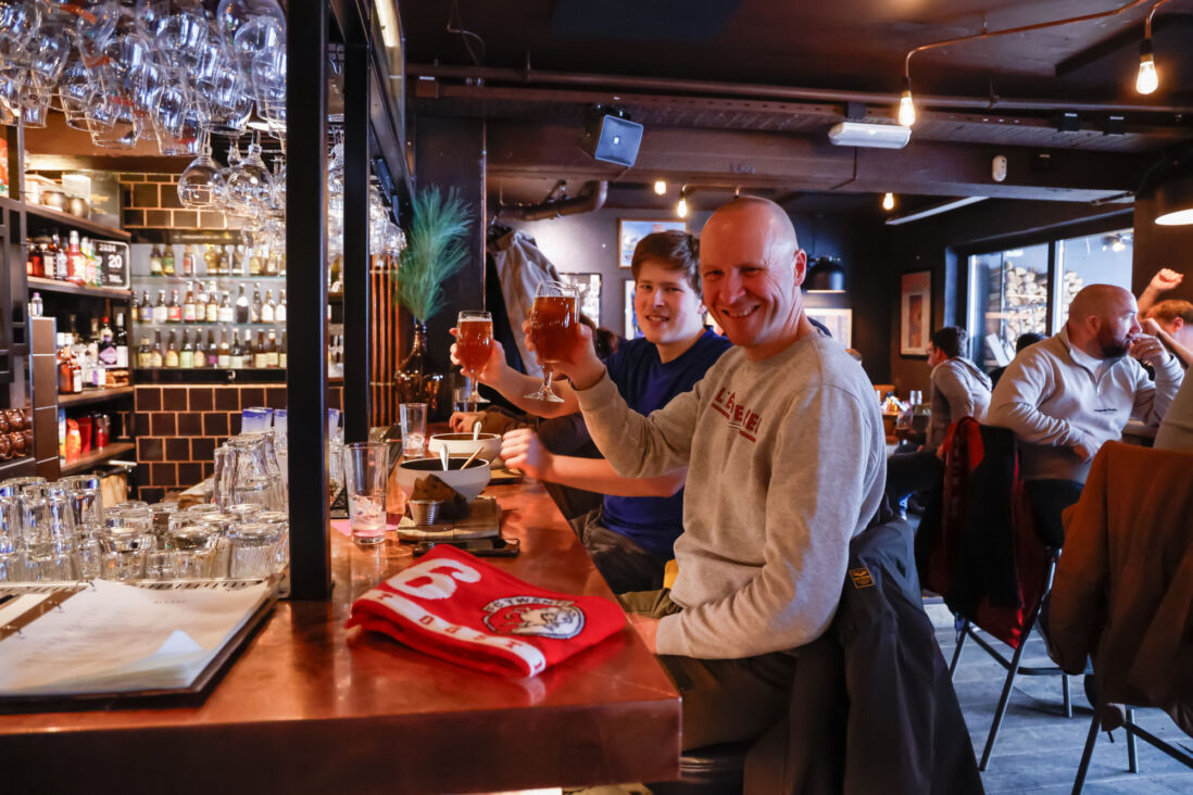 FC Twente-supporters aan het bier in Bodø