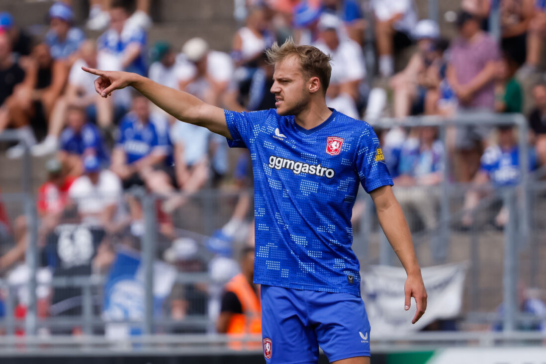 Thomas van den Belt wijst