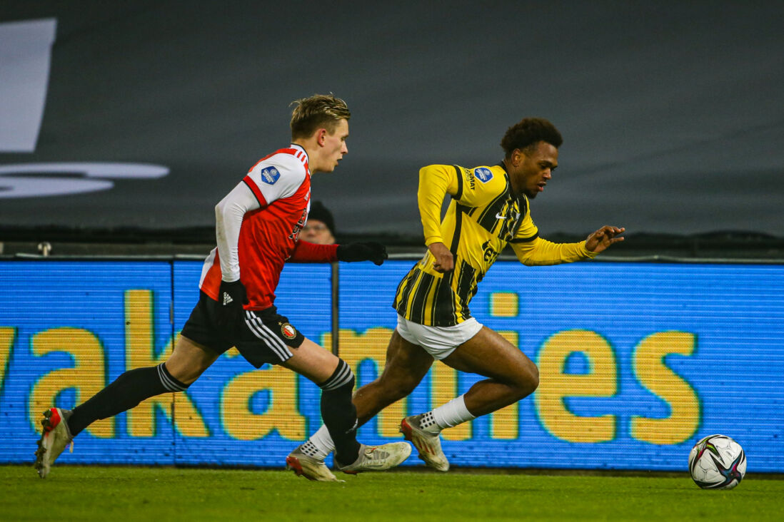 Marcus Pedersen en Loïs Openda tegen elkaar