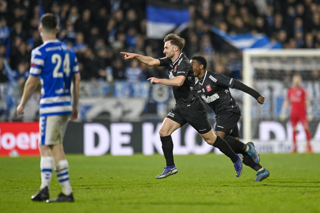 Mart Remans juicht na zijn wereldgoal tegen De Graafschap