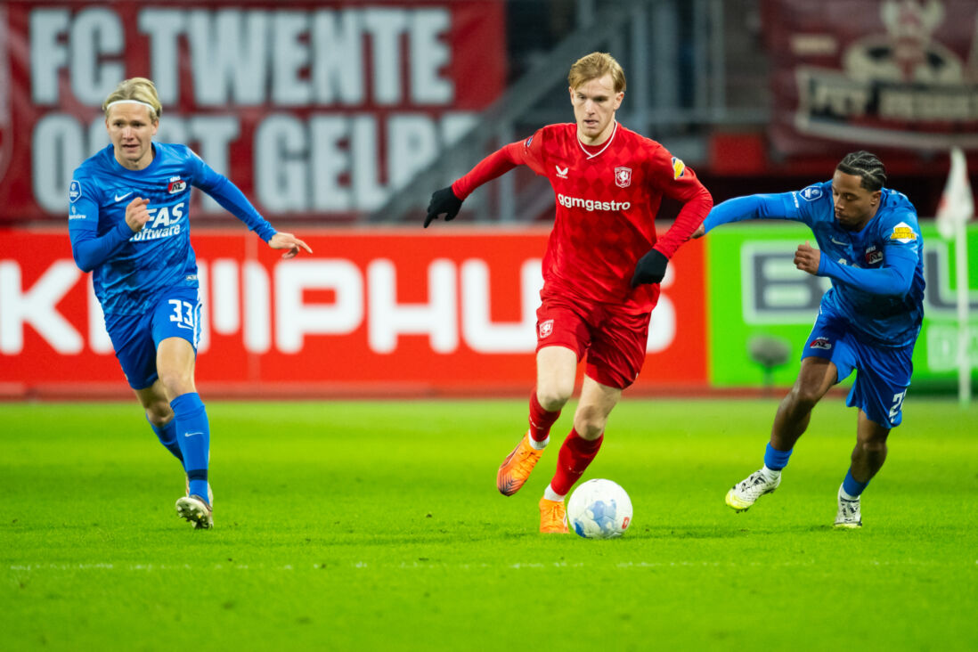 Mats Rots aan de bal tegen AZ