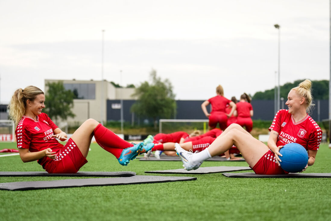 Maud Roetgering en Danique Kerkdijk op de training van FC Twente